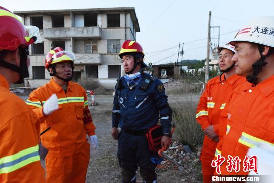 通過(guò)此次演練，進(jìn)一步檢驗(yàn)了部隊(duì)實(shí)戰(zhàn)能力，增強(qiáng)了官兵自信心?！菈鄢?攝